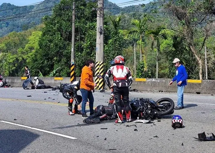 影/台3線驚傳死亡車禍！2紅牌重機對撞　疑「彎道未減速」1死1命危