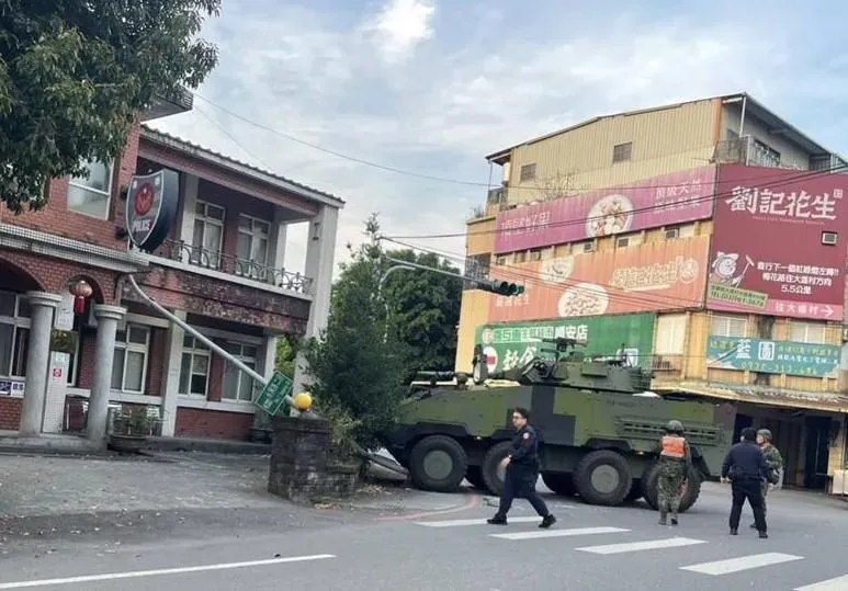 六軍團雲豹裝甲車「閃車」自撞　路燈倒下宜蘭廣興派出所遭砸