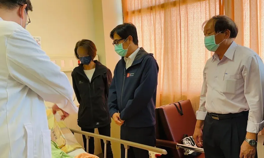 影/高雄鋁工廠氣爆釀2死6傷！市長陳其邁取消行程　直奔醫院探視傷者