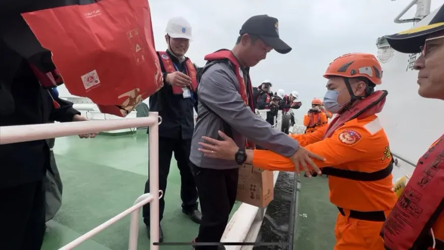 金門釣客回家了！海巡100噸船馬山外海交接　陳玉珍：感謝大陸海警救人妥善照顧