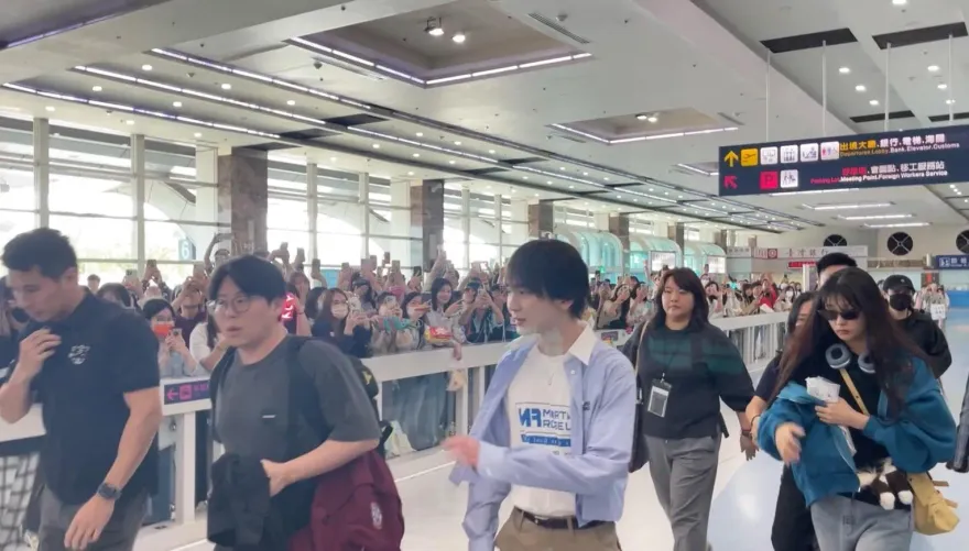 等了6年！韓國男團SHINee成員KEY抵高雄　粉絲搶看放話「不洗澡」夜排