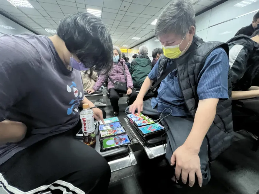 影/《Pokemon GO》「原始回歸固拉多」今天登場！2人4手8機連抓⋯拼「色違形態！」