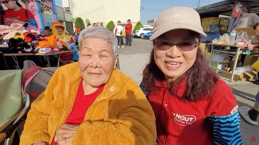 白沙屯媽祖/歡喜結緣！94歲阿嬤親手製作「5256雙袖套」　香燈腳免費索取不曬傷
