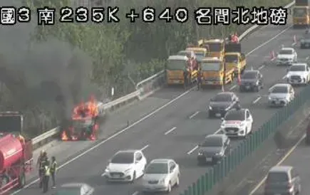 快訊/國3轎車自撞「燒成火球」！車流回堵2公里　消防灌救中