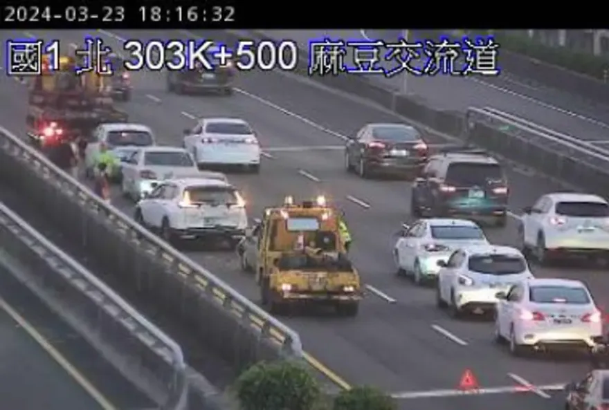 快訊/國1南向驚傳重大車禍！麻豆交流道「4車連環撞」　佔用內側車道