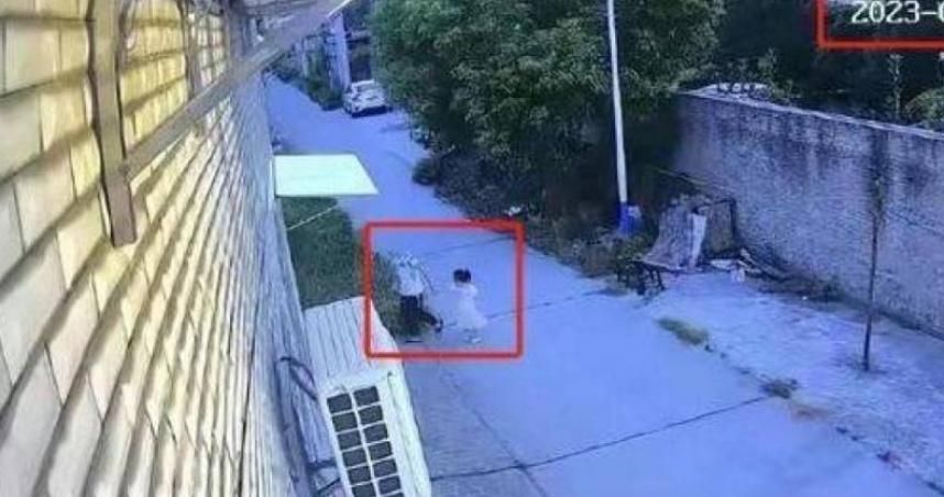 男童掐暈4歲妹「丟糞坑溺死她」　未滿12歲獲撤案…家屬崩潰：不接受