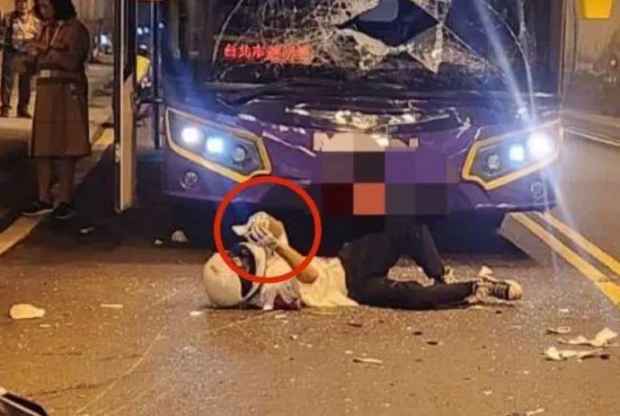 傻眼！花蓮19歲男對撞遊覽車險爆頭　倒地瞬拿手機擺POSE發限動