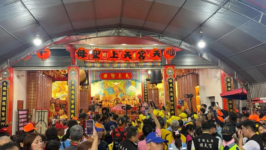 白沙屯媽祖/香燈腳「福食」亂丟　店家怒喊公布畫面：重學禮義廉恥