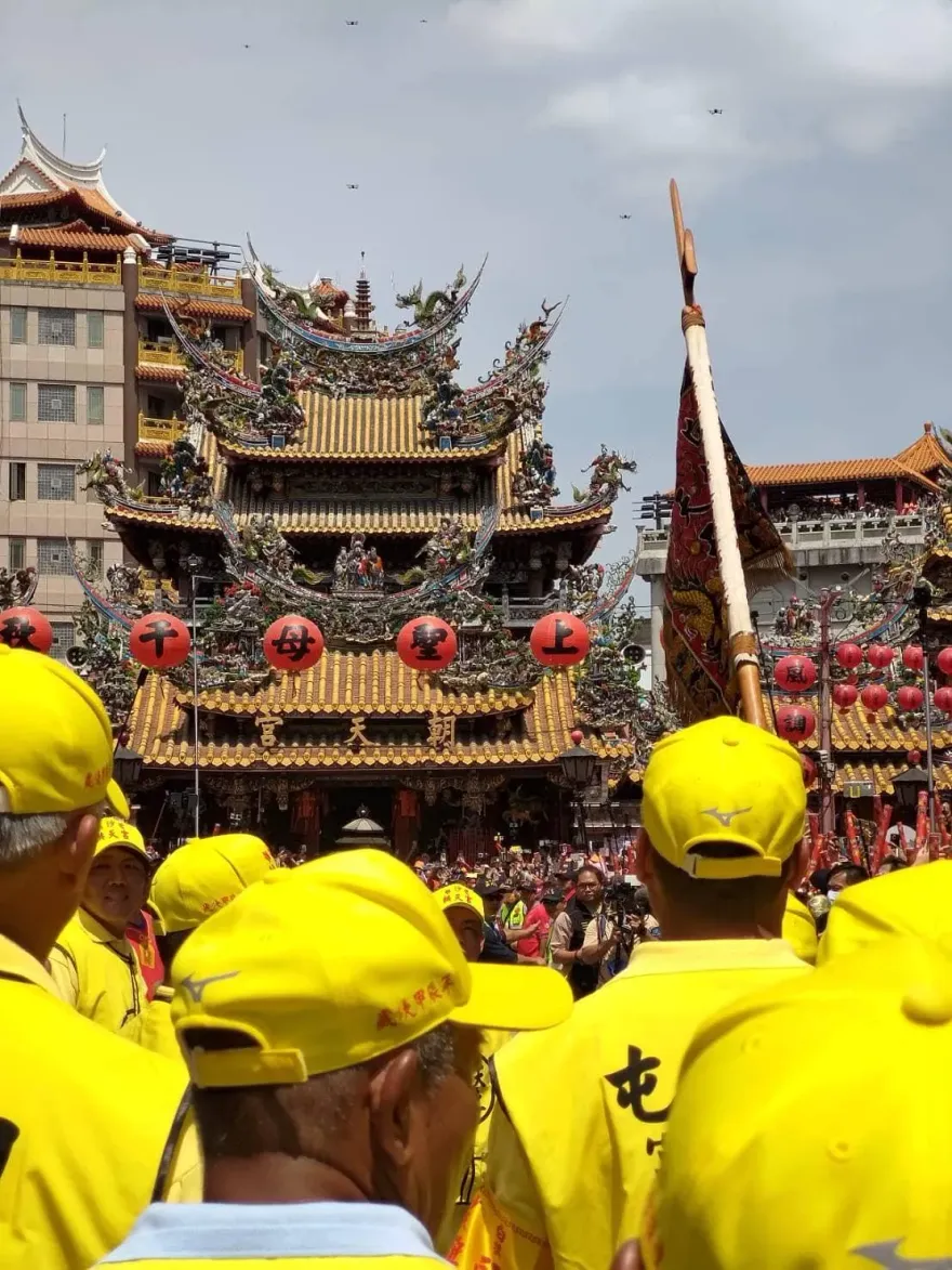 白沙屯媽祖/鼻酸！女兒過世前曾說「明年陪妳走」！母背遺照完成約定