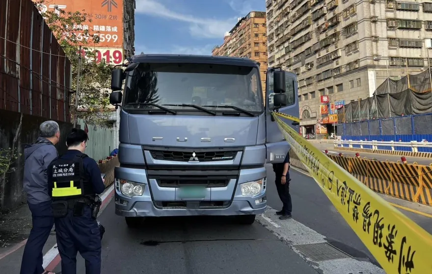 快訊/土城死亡車禍！鵝肉名店前驚見砂石車輾死機車騎士