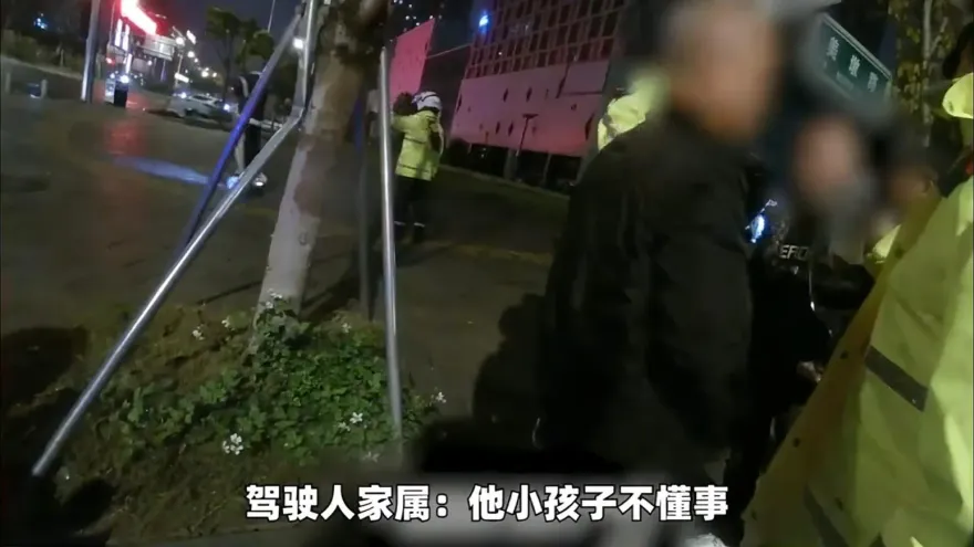 影/「巨嬰」來了！46歲男子酒駕被攔查　哥哥到場求情：他還是孩子不懂事