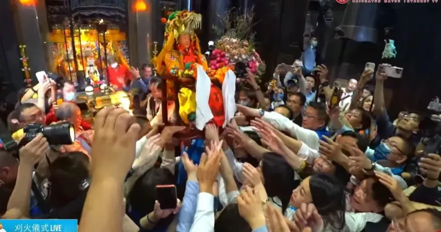 白沙屯媽祖/直擊媽祖姊妹最美尊容！「刈火」儀式出神龕　大家搶接