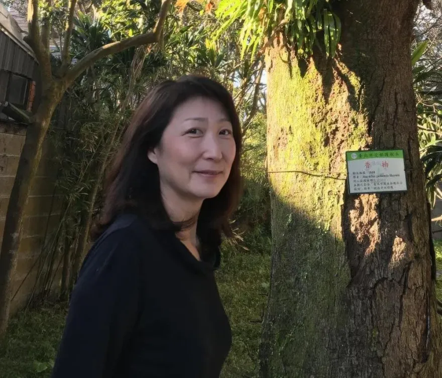 鄭華娟會寫詞譜曲還是咖啡師！萬芳聞她驟逝不捨「放向日葵悼念」