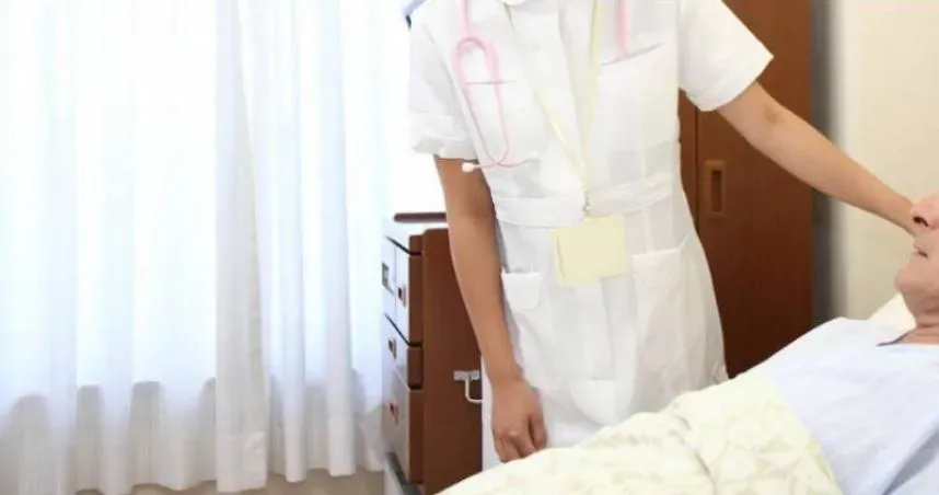 護理師同事病逝1週後竟擦身而過！她穿著「生前制服」微笑打招呼