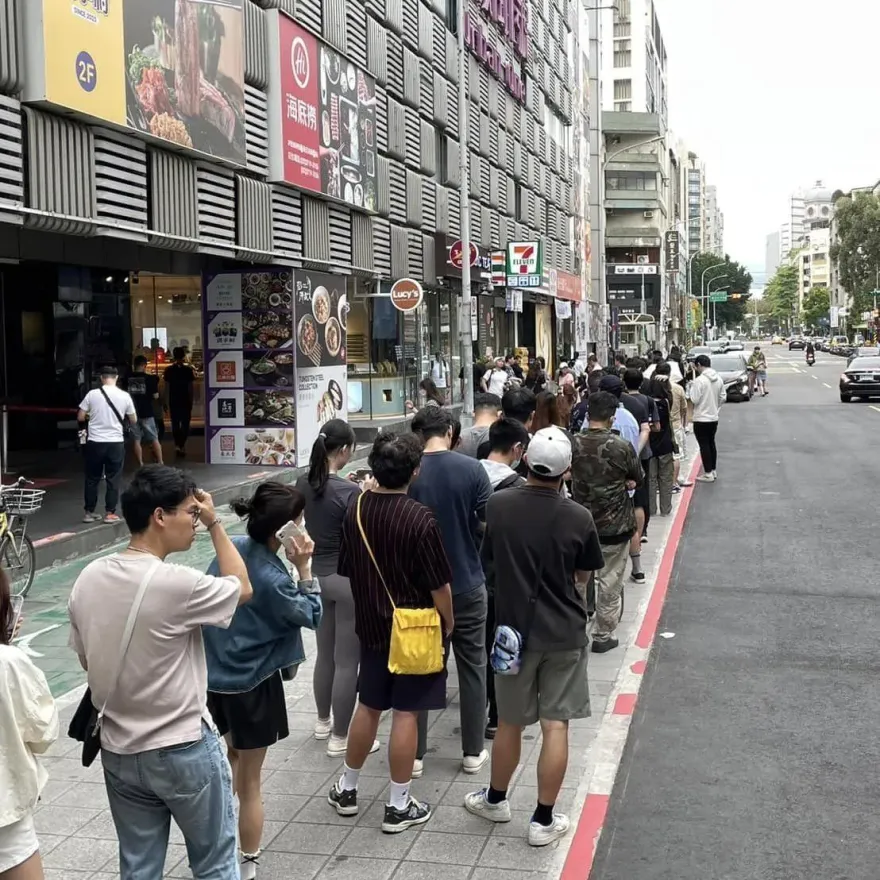 茶魔北漂漲5元「排到翻」！試營運首日店外人流曝　內行人教一招抗漲