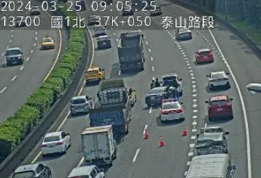 快訊/國1北向泰山段2車追撞！佔用中外線車道　時速不到35公里