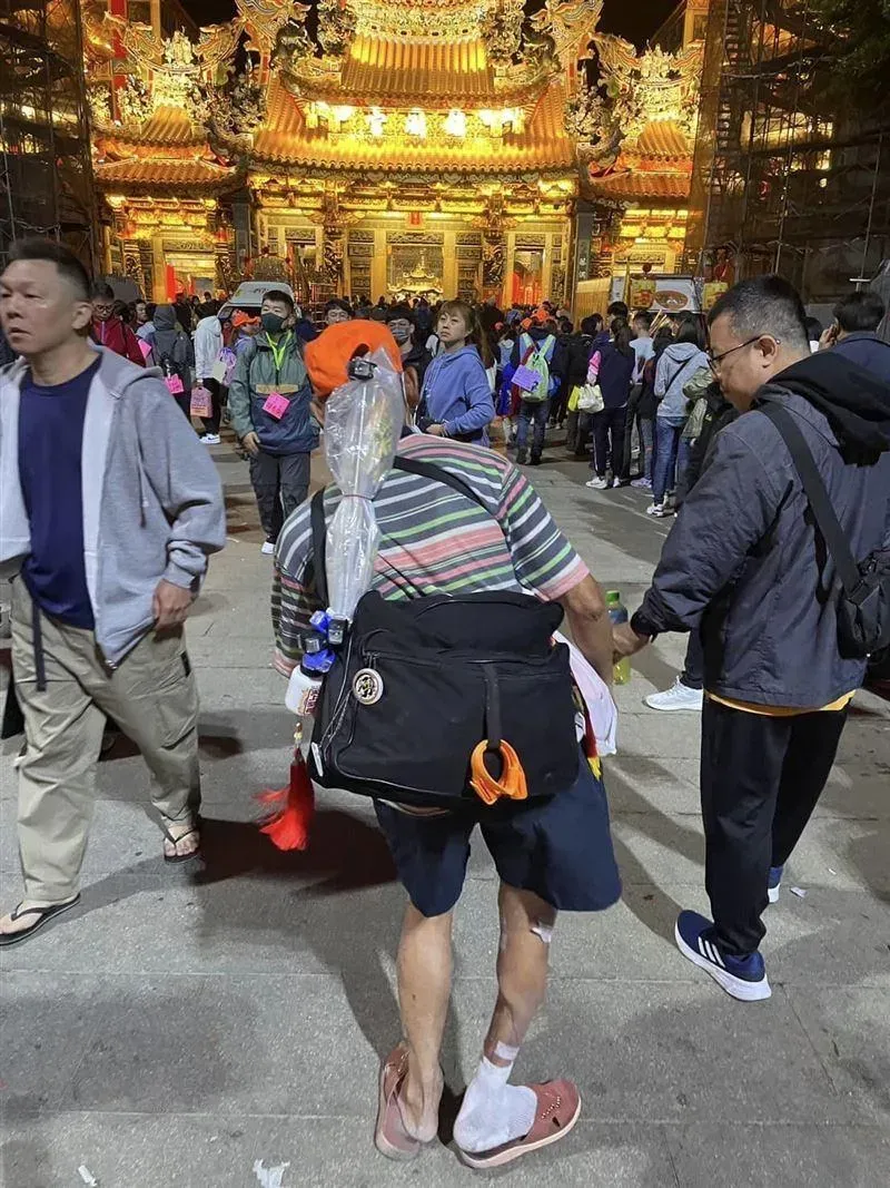白沙屯媽祖/勇腳伯負傷徒步百公里！媽祖被感動「派兵馬接」　他接受旨意上車了