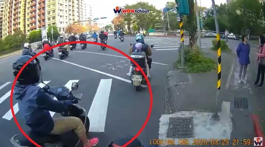 影/北市鬼切女騎士30秒後遭擊落　拍攝者笑活該遭酸「鑽路肩還嘴別人」