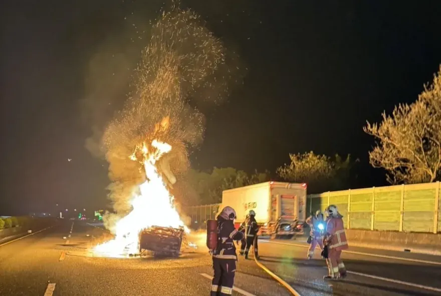 凌晨3點三峽北二高驚現駭人火球！小貨車翻覆竄烈焰　2人命大逃出
