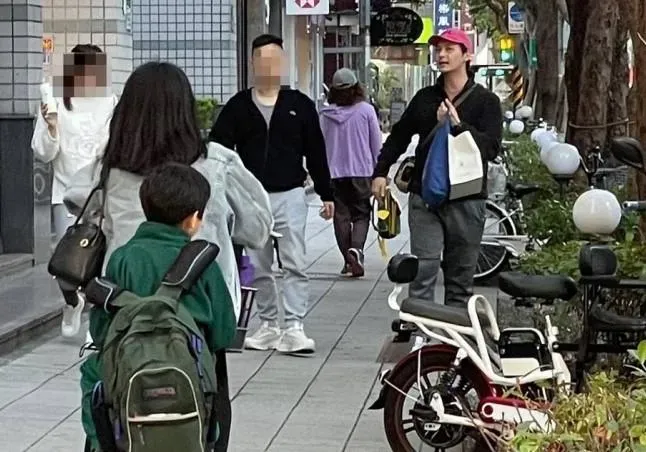 消失幕前7年！嚴爵揪友全家人打球練身材　改當老闆近況曝光