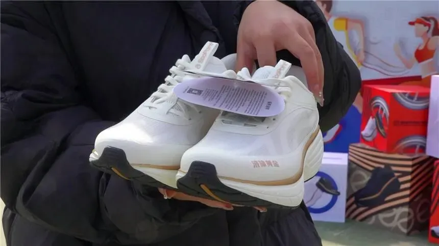 一雙5700元！陸大學免費送4.5萬雙「液體黃金鞋」　鼓勵師生勤運動