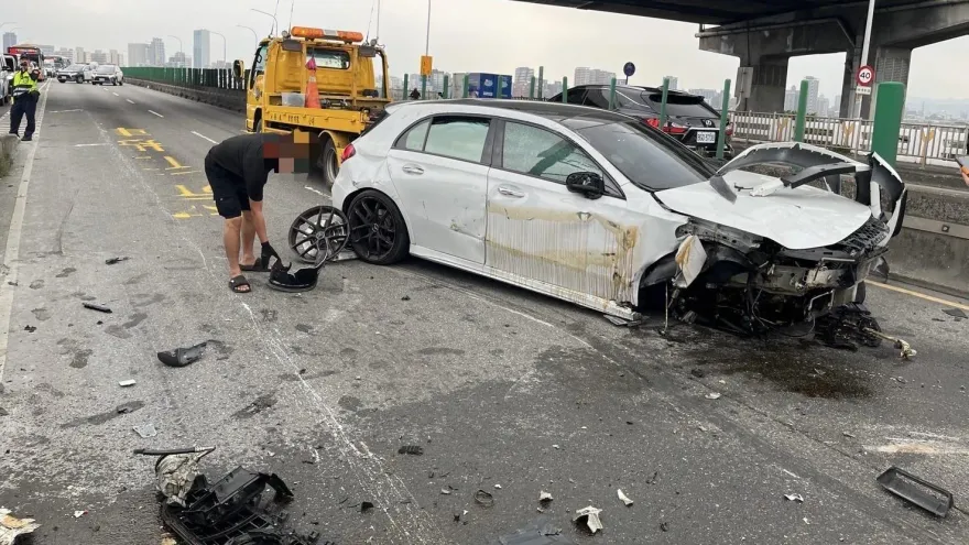 快訊/忠孝橋賓士車失控自撞分隔島　車頭全毀側躺女駕駛受困