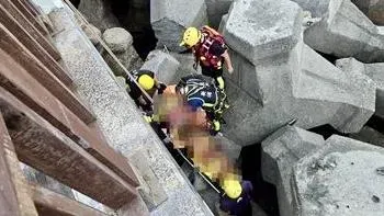 快訊/淡水漁人碼頭20歲女圍籬摔落　頭部撞擊消波塊送醫不治