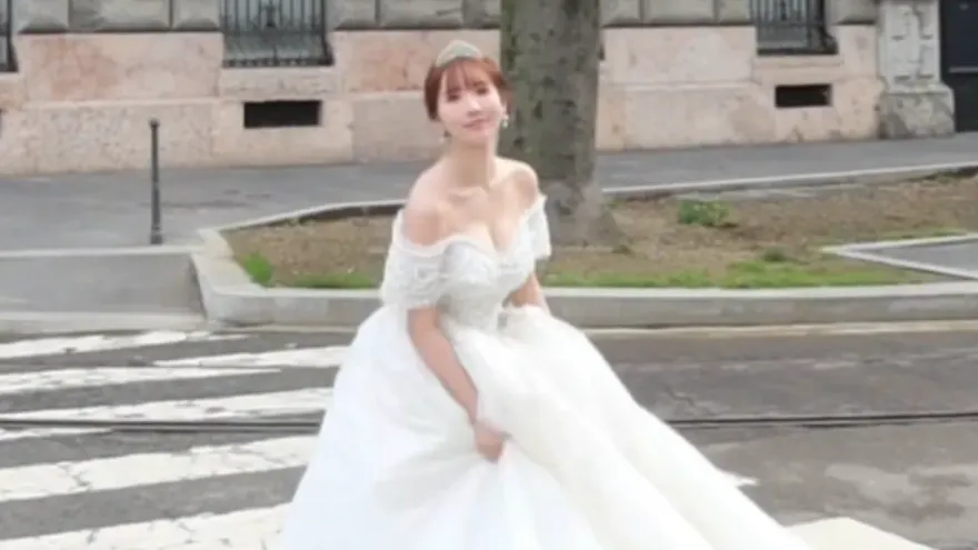 三上悠亞突PO婚紗照！　過馬路辣曬「超兇UU」畫面流出