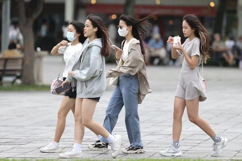 鋒面接力炸台！「2地區」轉雨偏涼　週三「急驟降5度」