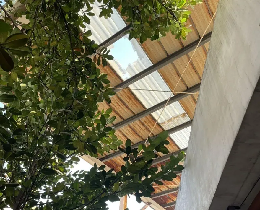 影/殯儀館工人修屋頂踩破採光罩重摔地面！頭顱破、身體骨折送醫不治