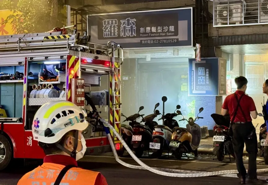 快訊/北市龍江路髮廊晚間火警　整條路「濃煙密佈」警消灌救幸無人傷