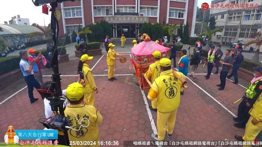 白沙屯媽祖/90度大轉彎！無預警衝通霄分局　香燈腳淚喊：感謝員警9天8夜辛勞