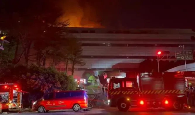 快訊/竹科緯創、揚明光深夜大火！今發重訊：廠房停工