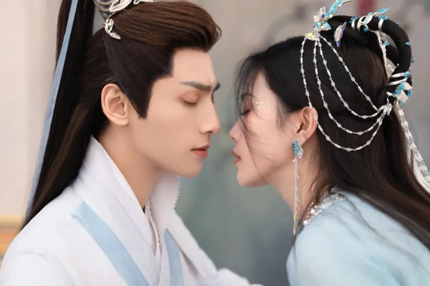 羅雲熙和白鹿挑戰仙俠版黑暗榮耀！　《長月燼明》超激「合修吻戲」考驗腰力