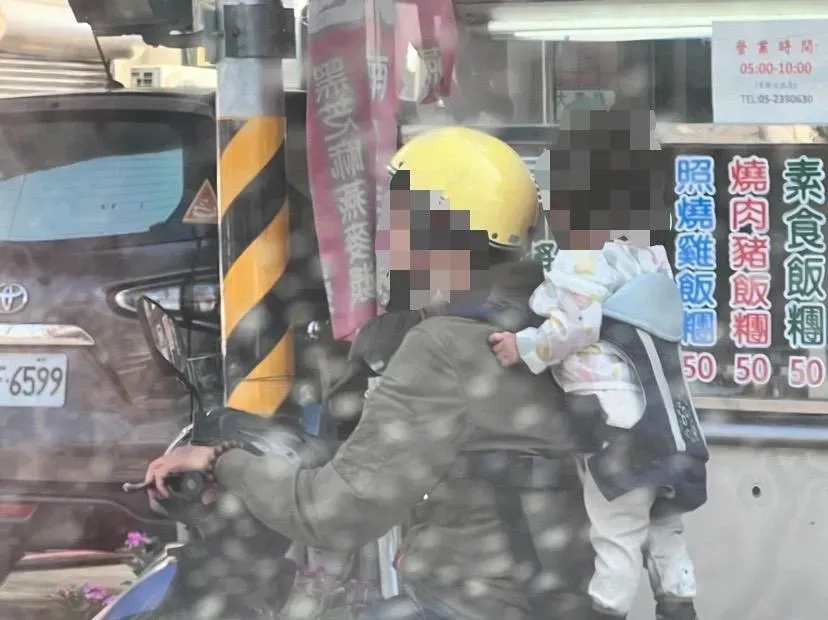 影/嘉義中埔街頭驚見「玩命老背少」！小孩「命懸一條」警方說話了
