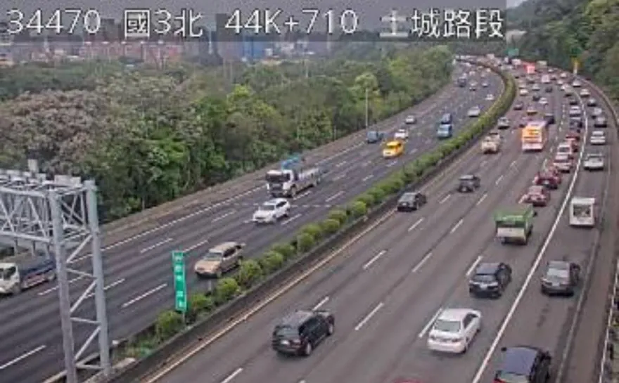 快訊/國道3號土城段連環車禍　1大3小追撞後方嚴重回堵