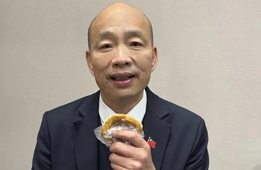 再秀嗑水煎包照片！韓國瑜讚庶民小吃果腹首選：認真上班認真吃飯