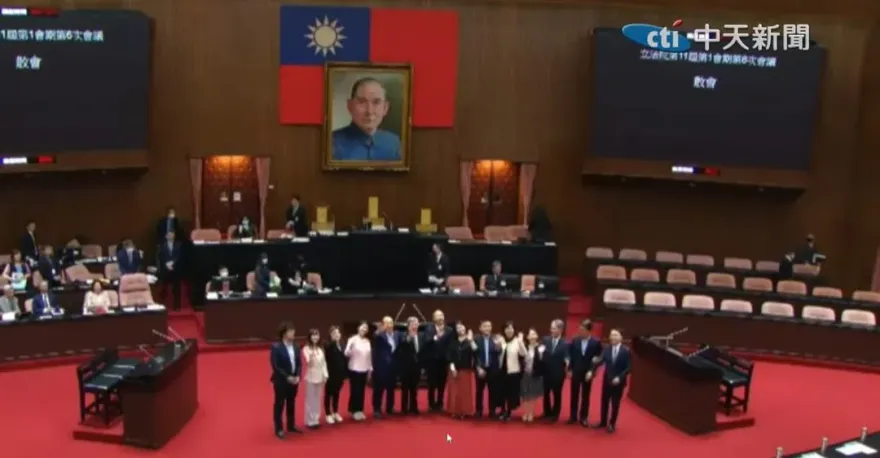 陳建仁任內最後備詢！民進黨團邀大合照　韓國瑜受寵若驚問：我可以嗎？