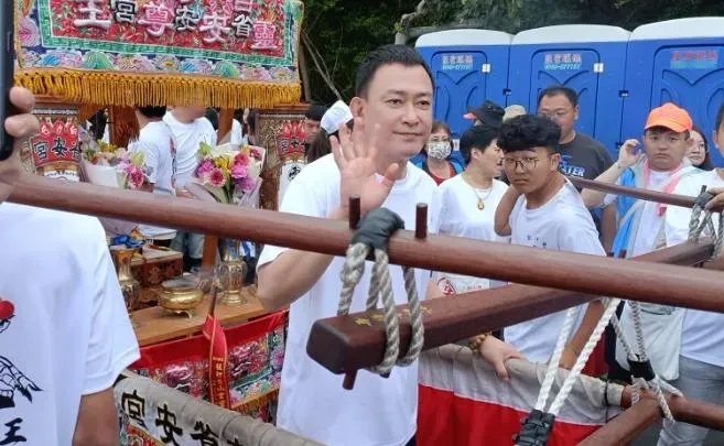 影/驚喜現身！「金曲歌王」、「國民媽媽」瘋追白沙屯媽　全網後悔沒參加
