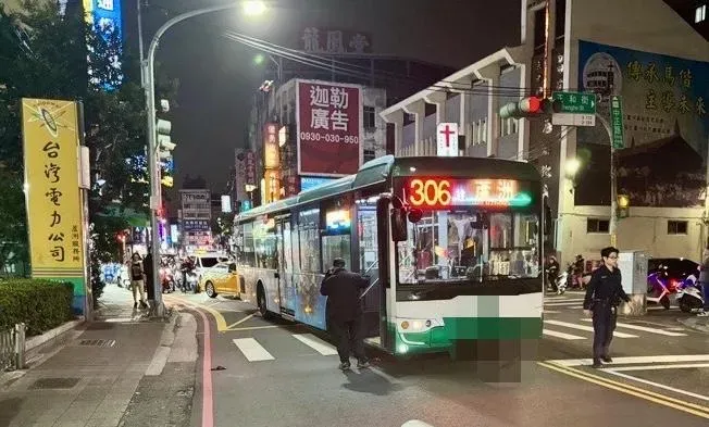 快訊/撞擊瞬間曝！蘆洲公車疑闖紅燈肇禍　2女行人遭撞送醫