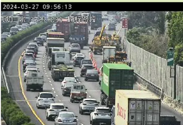 快訊/國1南下楠梓段車禍！貨車翻覆「占用1條車道」　現場一度回堵8km