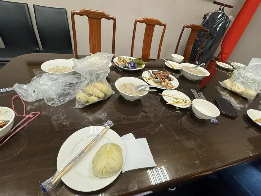 韓國瑜午餐不到百元「水煎包庶民全套」菜色曝光！洪孟楷點破4字電爆綠營