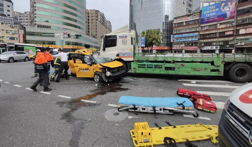 快訊/詭異失控畫面曝光！內湖民權東路小黃狂飆撞擊5車　運將不治