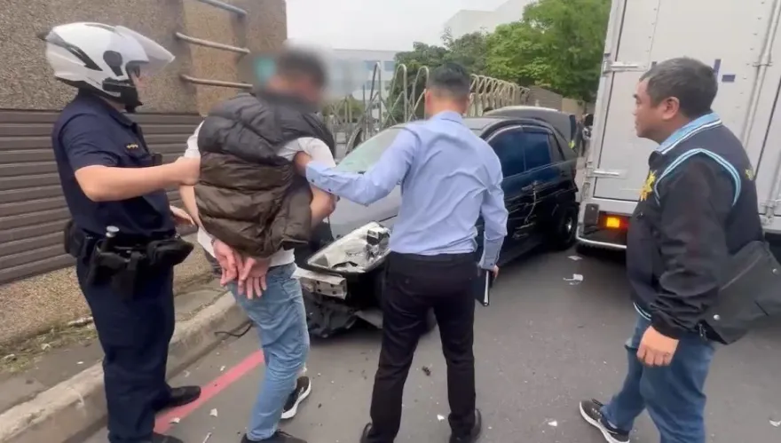 快訊/新北泰山傳槍響！詐騙車手拒捕衝撞　警開7槍圍捕逮人