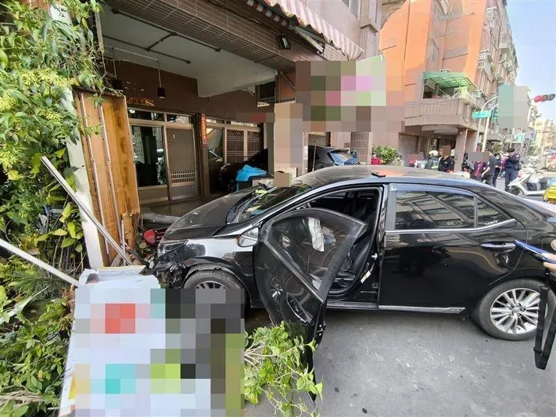 快訊/高雄前鎮嚴重車禍！轎車突失控撞民宅　燈桿盆栽路過騎士都遭殃