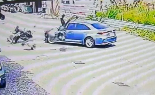 空中轉體2圈重摔！台中驚悚車禍畫面曝　騎士遭噴飛10米落地再翻1圈