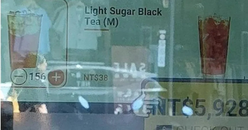 頑童亂按自助點餐機！家長一旁滑手機　驚見狂點「156杯」紅茶…奶爸牙歪了