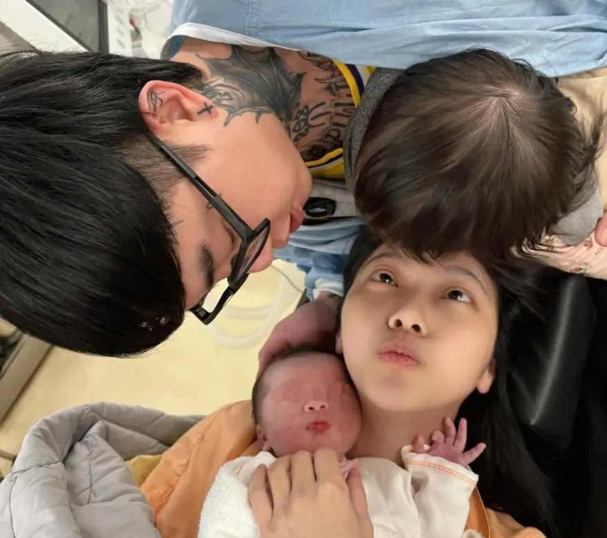 快訊/陳緗妮順利產女！曬與謝和弦一家4口照　超甜畫面曝光