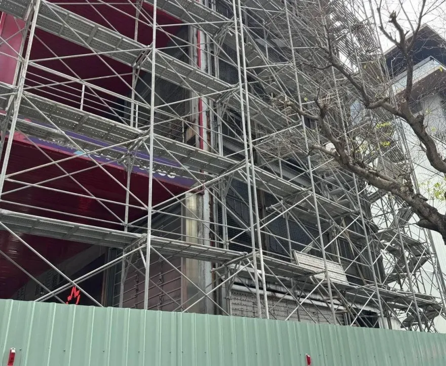 快訊/北市信義區大樓「外牆異物掉落」砸傷路過母子　已緊急送醫搶救中