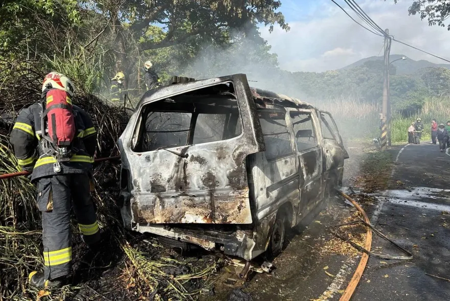 快訊/淡水公墓火燒車貨車燒成廢鐵　失智翁身上攜打火機不排除縱火